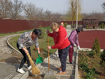 Продолжаются субботники вместе с депутатами городской Думы